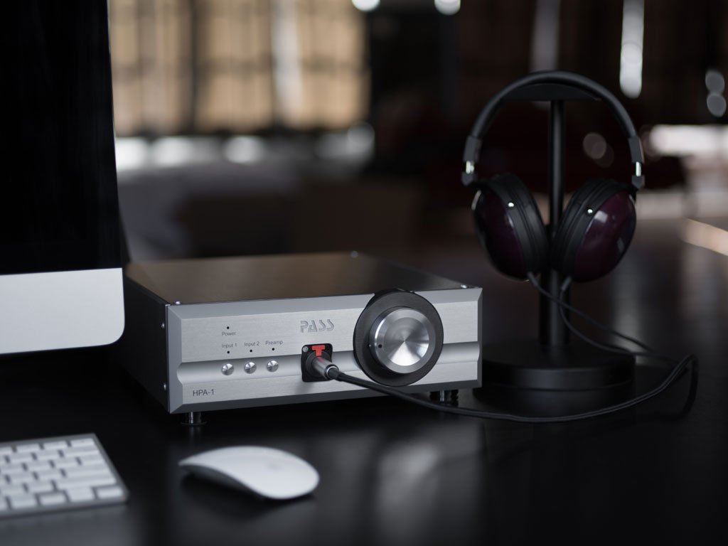 Le Pass HPA-1 avec un casque et une souris d'ordinateur