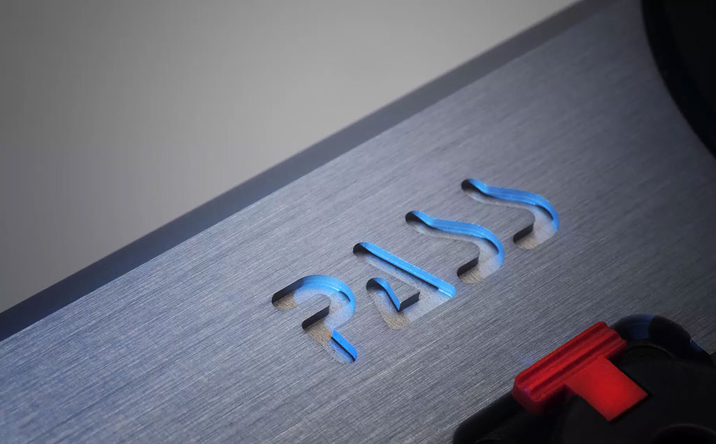 Le logo du Pass HPA-1 en lumière rasante bleue