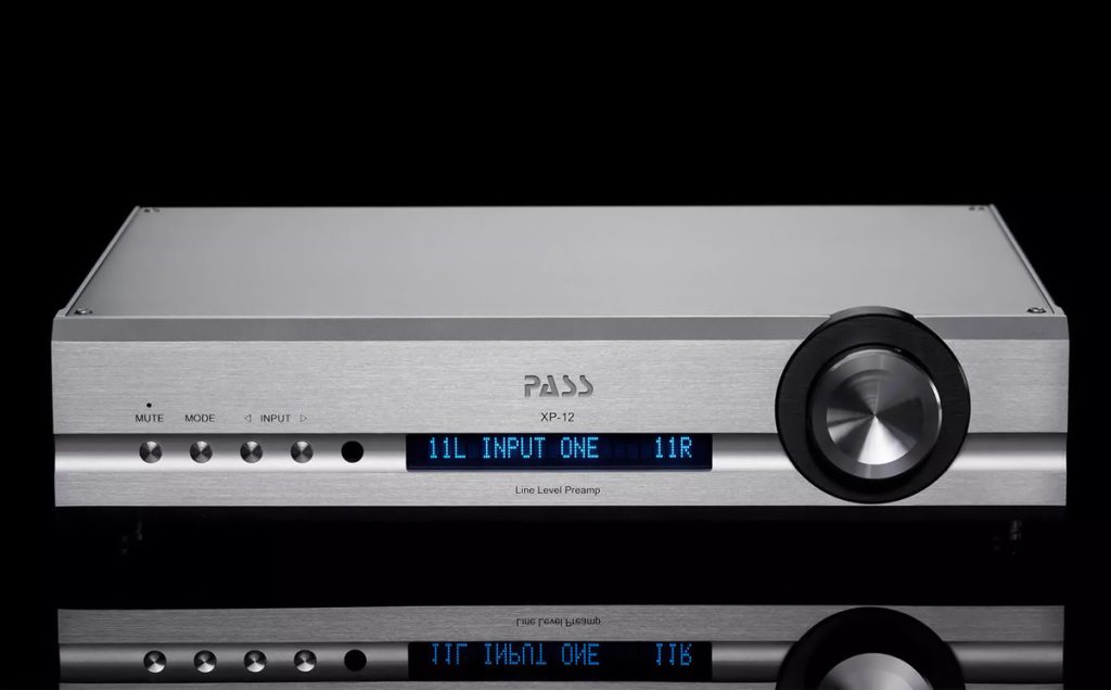 Le préampli Pass XP12 vu de face en plongée