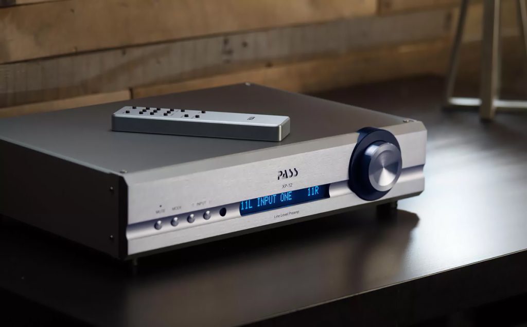 Le préampli Pass XP12 posé sur un meuble avec sa télécommande