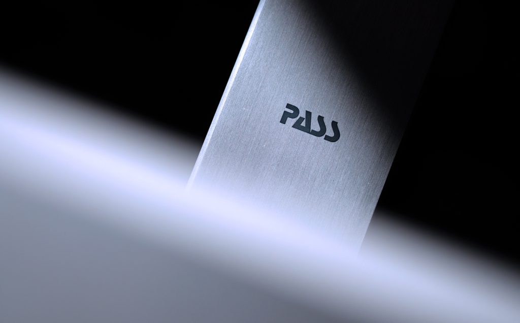 Gros plan sur le logo du préampli Pass XP12