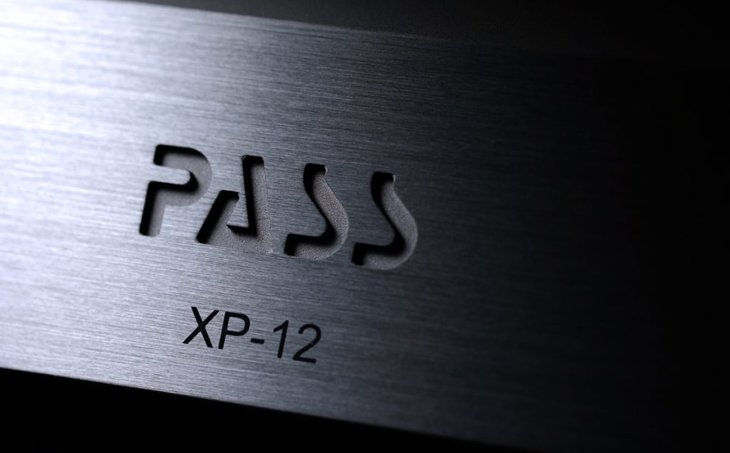 Gros plan sur le logo gravé dans la masse du préampli Pass XP12
