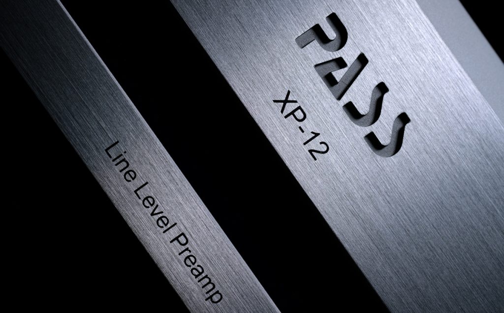 Gros plan sur le logo gravé dans la masse du préampli Pass XP12