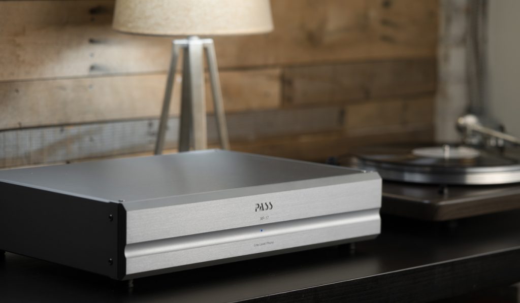 Le préampli Phono Pass XP17 posé sur un meuble avec une platine vinyle