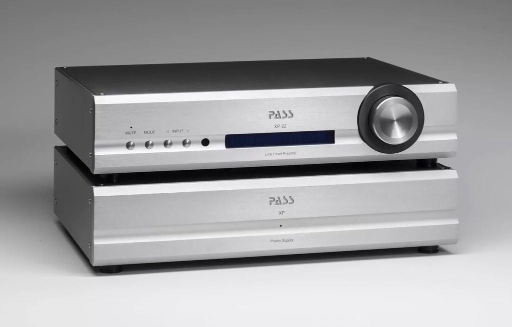 Le préampli Pass XP22 et son alimentation dans un boitier séparé