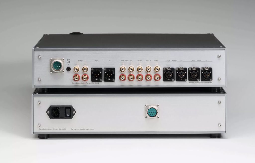 Le préampli Pass XP22 et son alimentation vus de l'arrière
