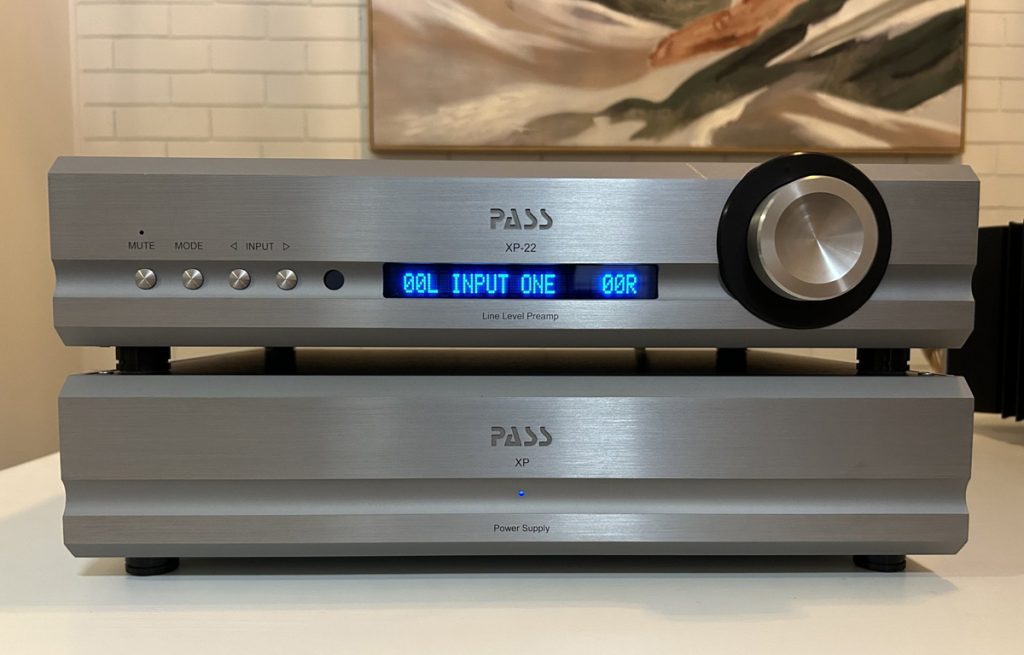 Le préampli Pass XP22 et son alimentation posés sur un meuble