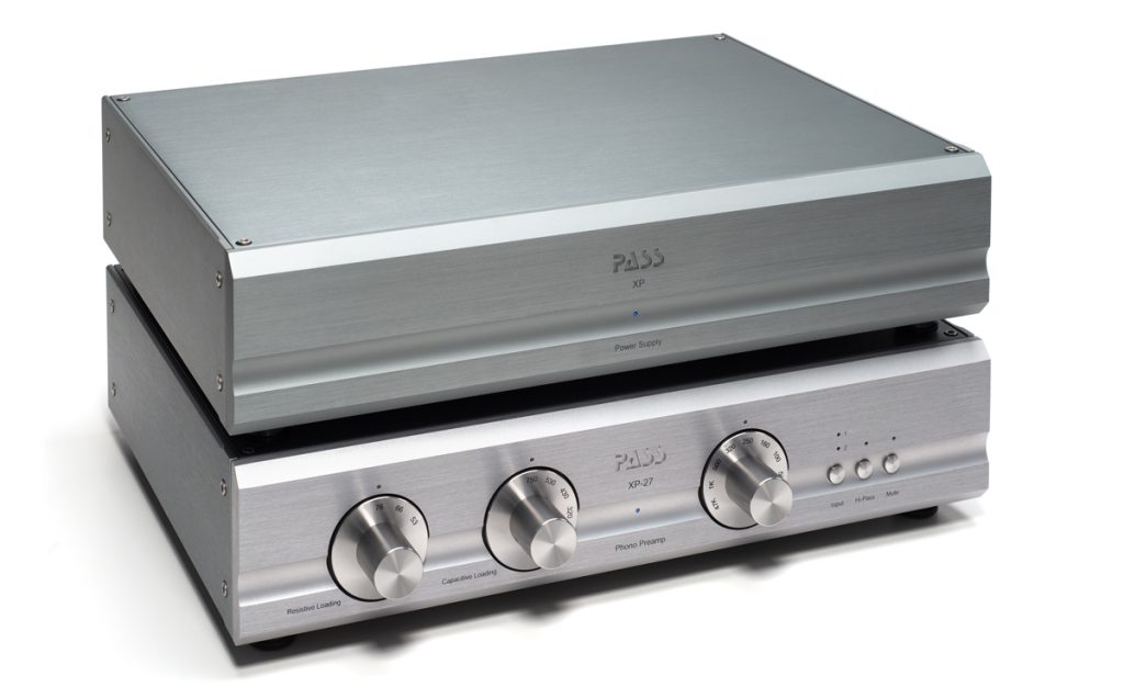 Les deux coffrets du préampli Phono Pass XP27 vus en perspective