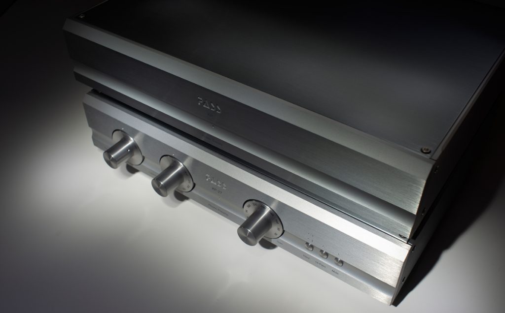 Les deux coffrets du préampli Phono Pass XP27 vus en contre plongée