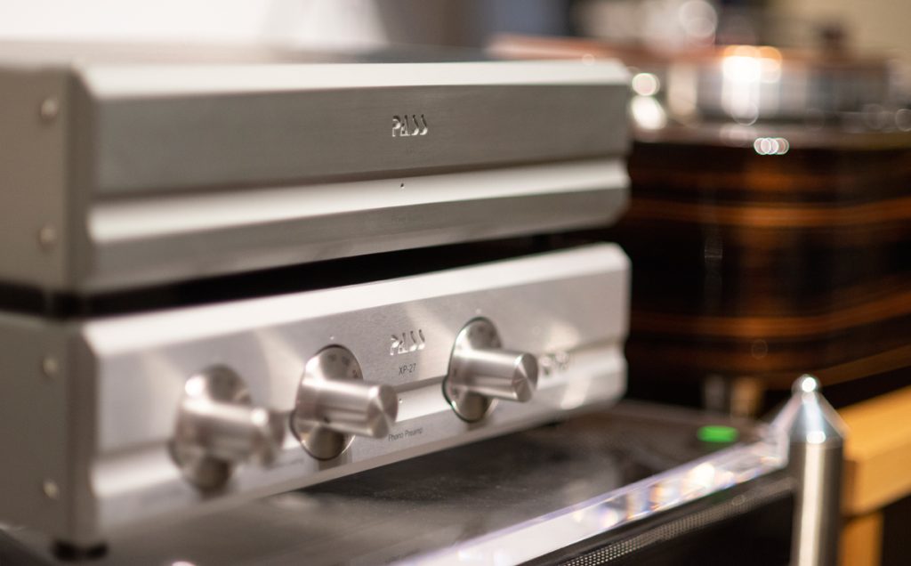 Les deux coffrets du préampli Phono Pass XP27 posés sur un meuble