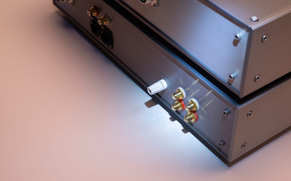 Vue de la connectique arrière du préampli phono Pass XP27