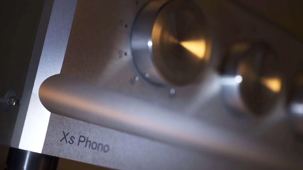 Détail sur l'angle avant gauche du Pass XS Phono Preamp