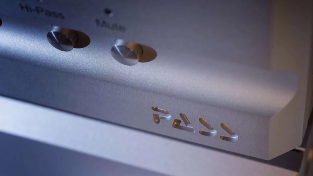 Détail du logo gravé en face avant du Pass XS Phono Preamp