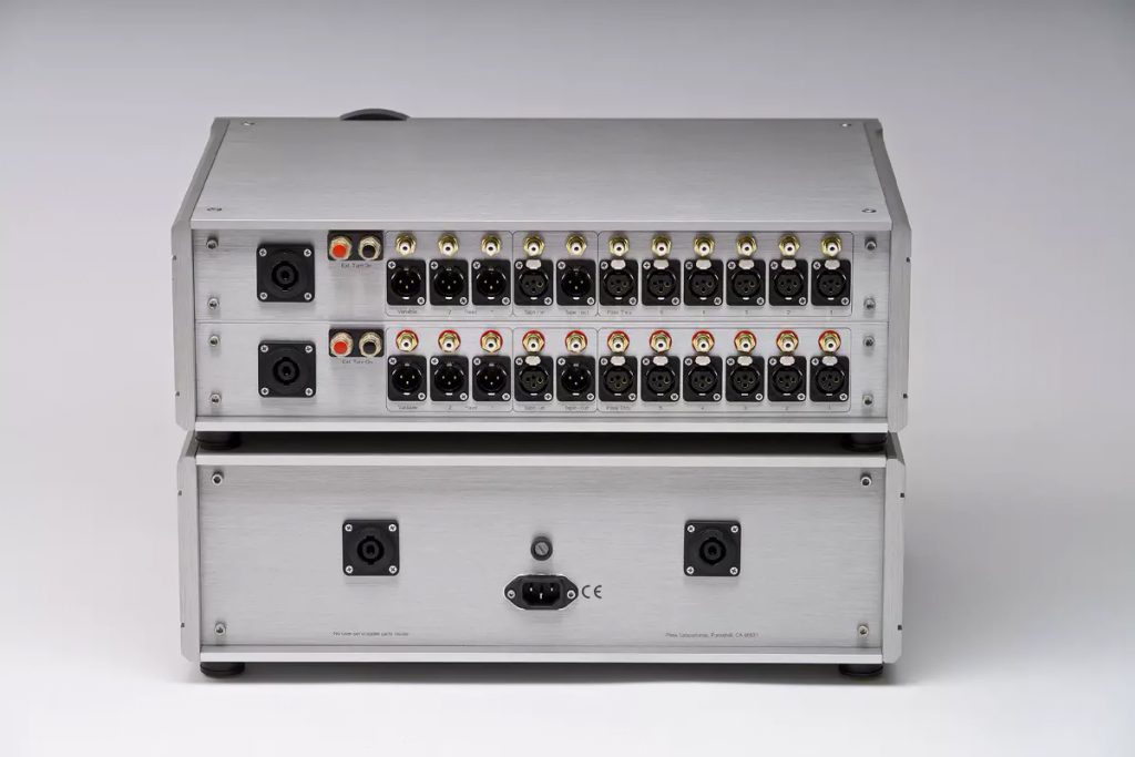 Vue arrière du préampli Pass XS Preamp et de son alimentation séparée