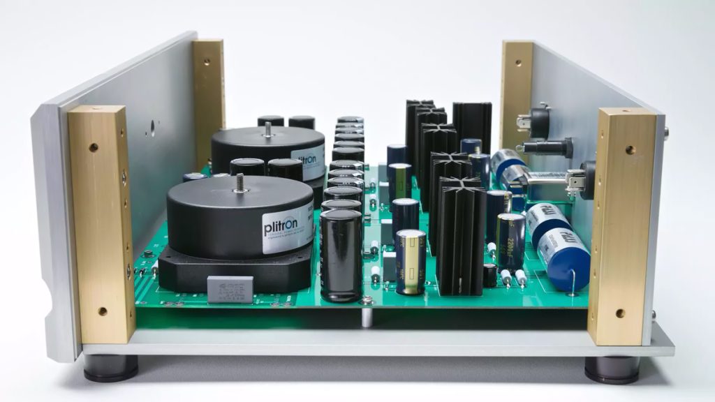 Vue latérale de l'intérieur du préampli Pass XS Preamp et de son robuste châssis